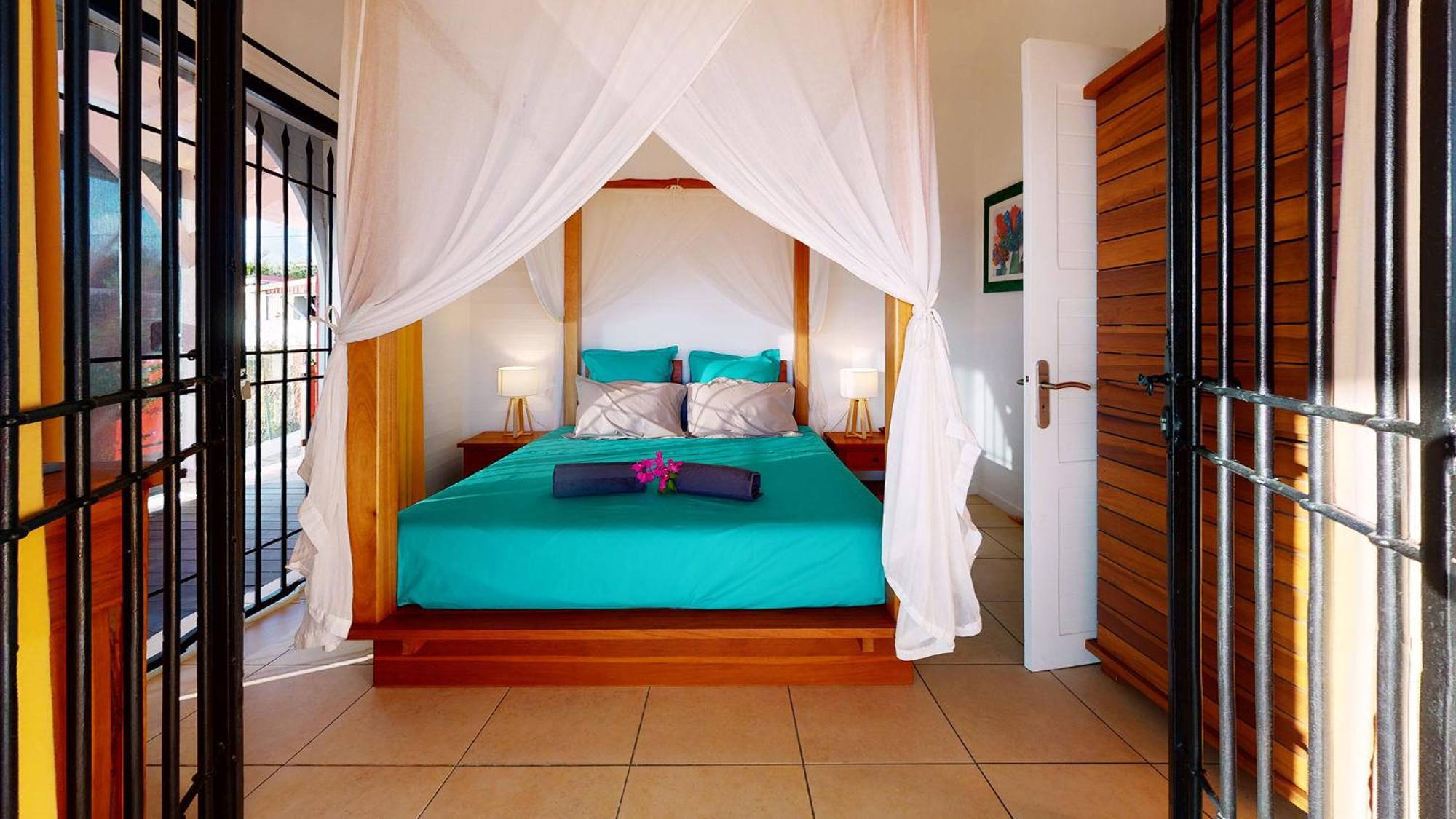 Villa L'Hacienda: Seaside Luxury with Pool, Jacuzzi & Garden Saint-Francois  Room photo